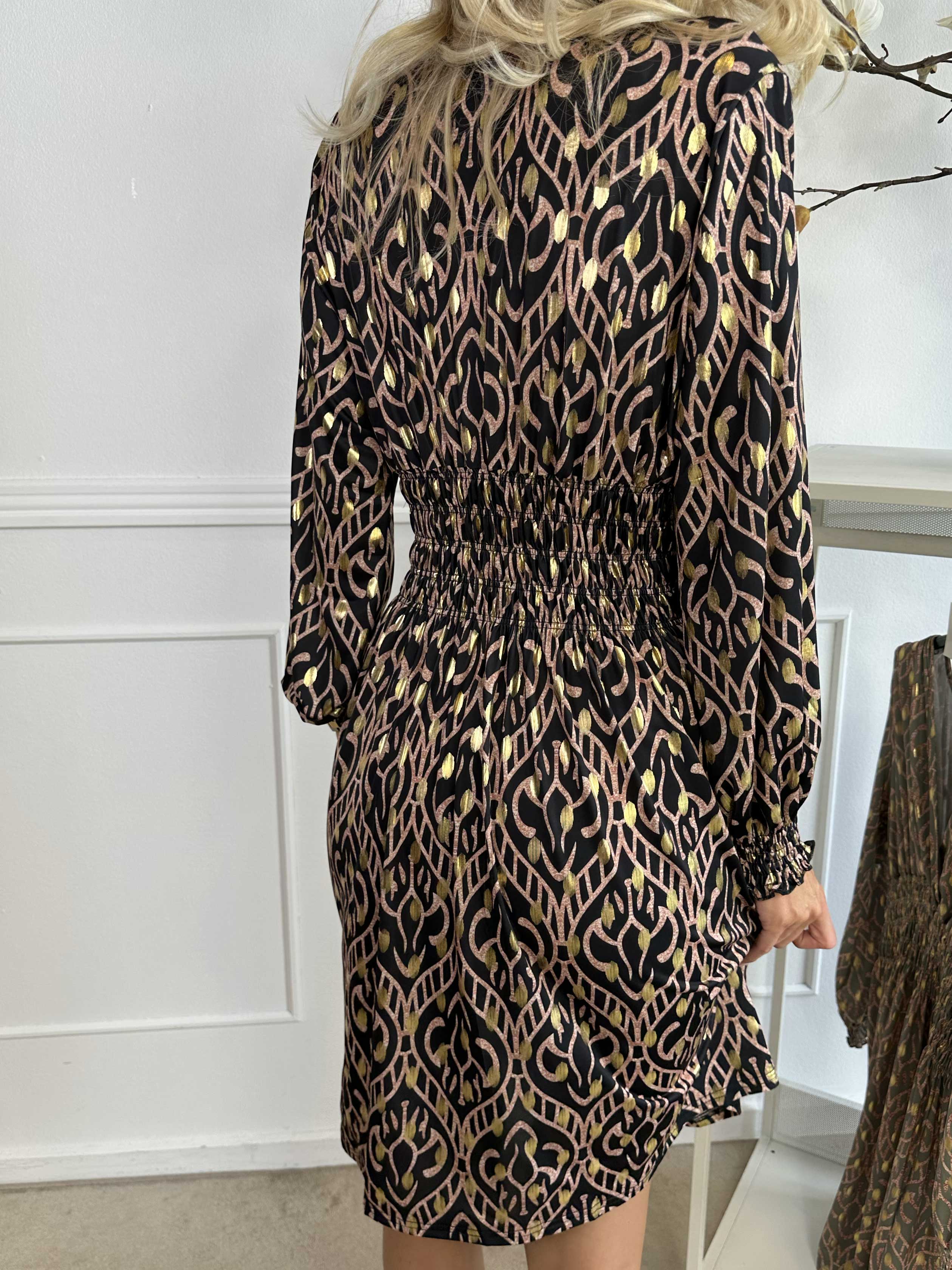 Pams Boho Short L/S - Elastisk mönstrad klänning i skrynkelfritt tyg